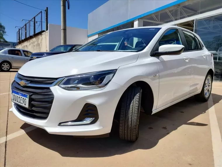 Chevrolet Onix Branco 3