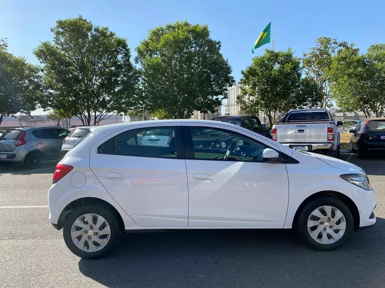 Chevrolet Onix Branco 10