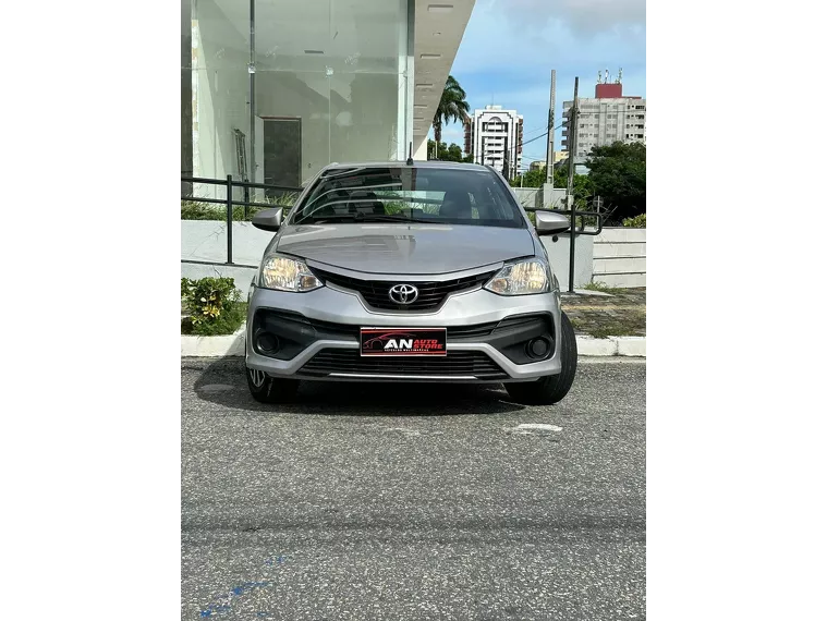 Toyota Etios Prata 1