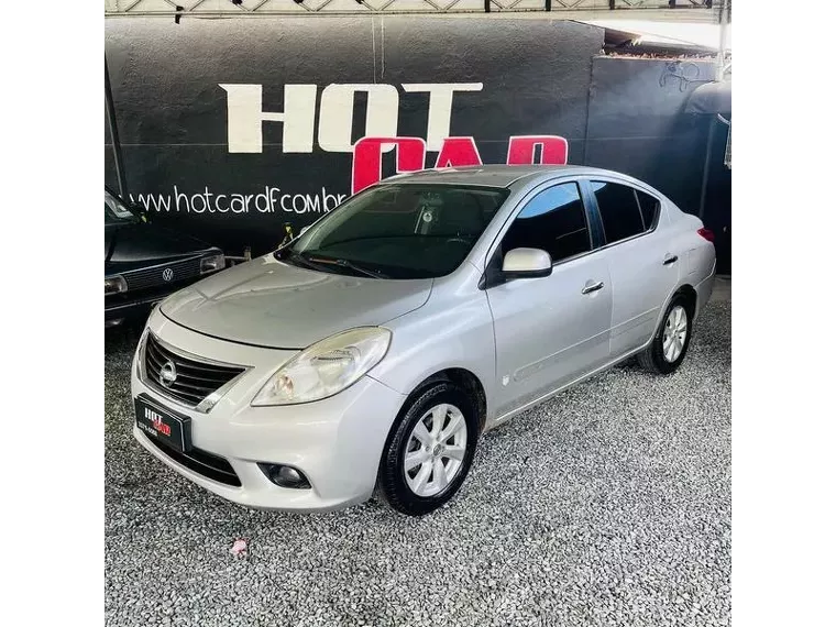 Nissan Versa Prata 5