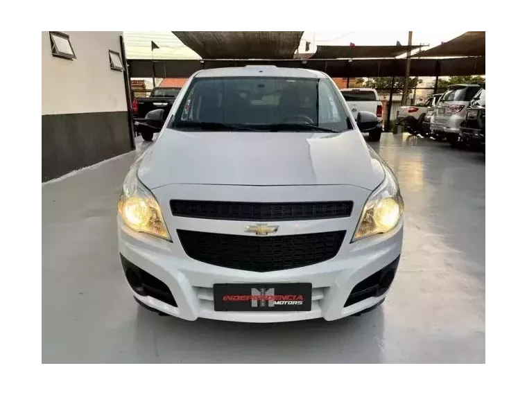 Chevrolet Montana Branco 2