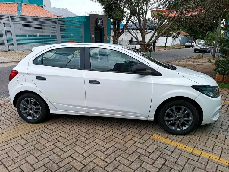 Chevrolet Onix Branco 16