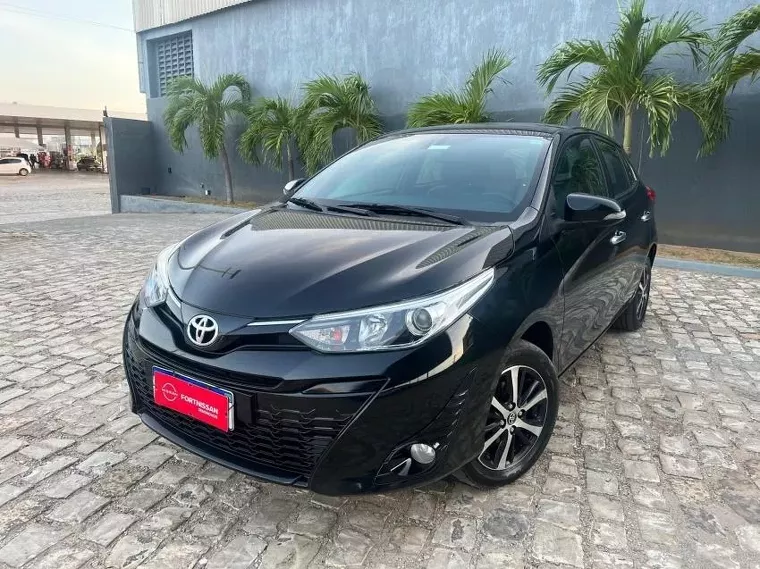 Toyota Yaris Preto 12