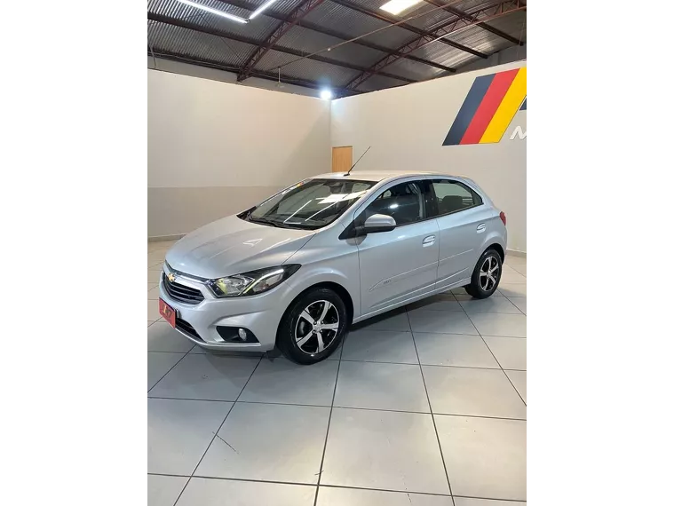 Chevrolet Onix Prata 7