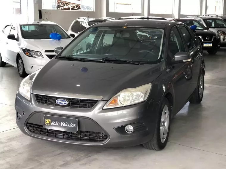 Ford Focus Cinza 10