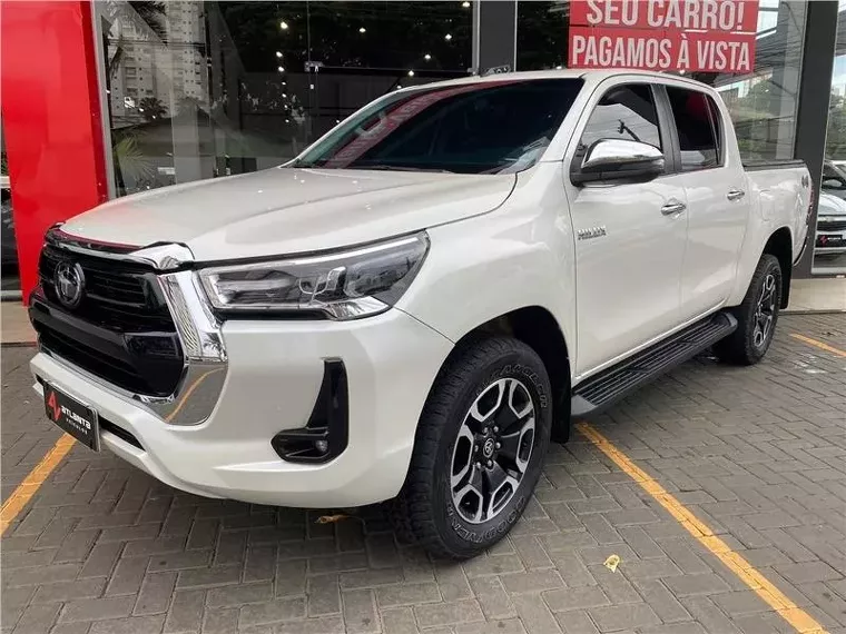 Toyota Hilux Branco 16