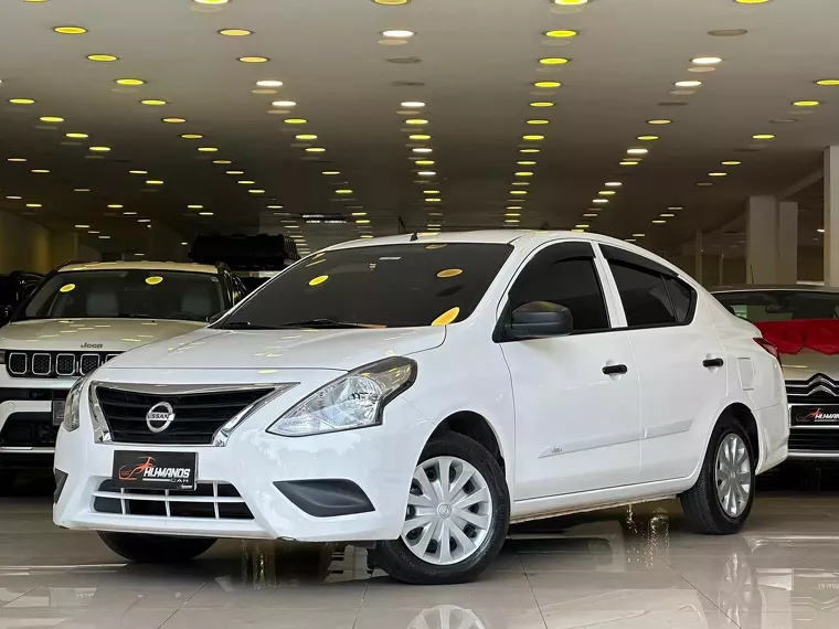 Nissan Versa Branco 11