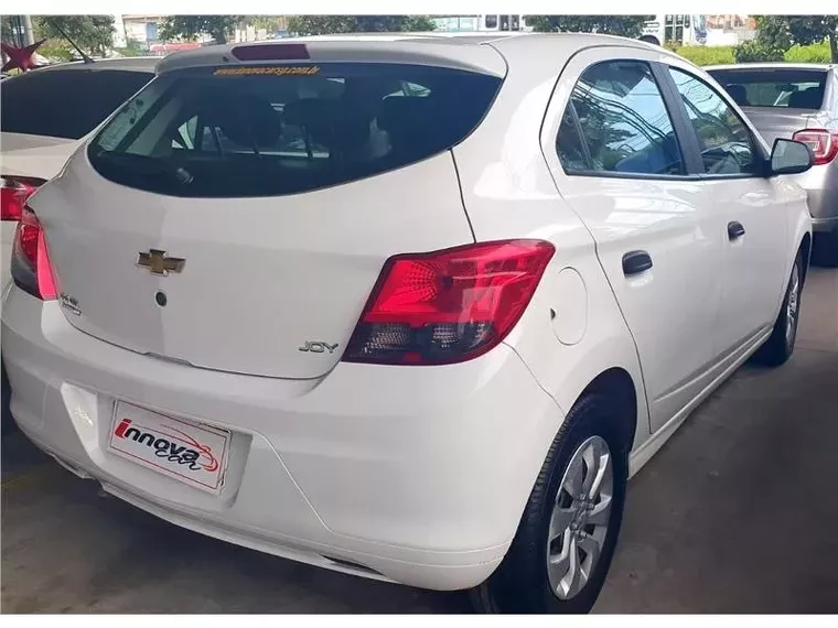 Chevrolet Onix Branco 5