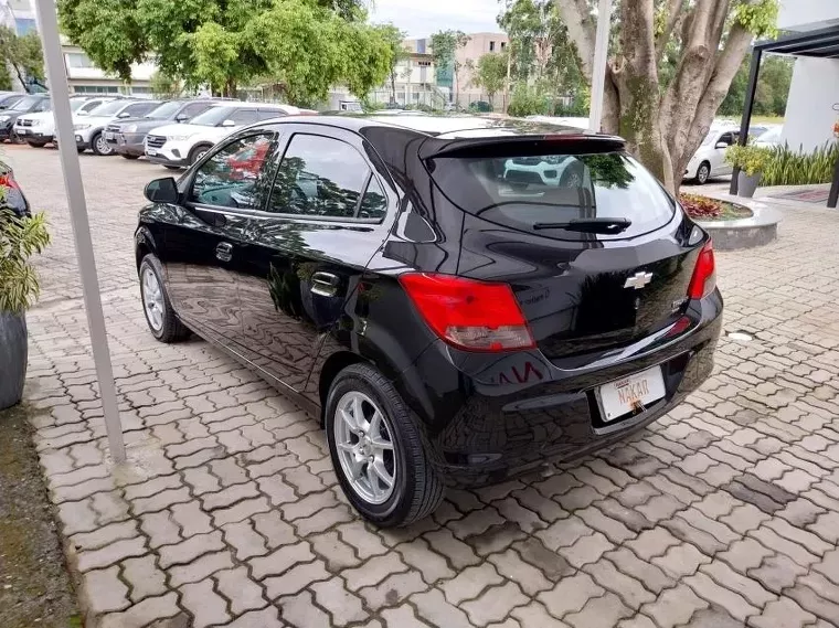 Chevrolet Onix Preto 6