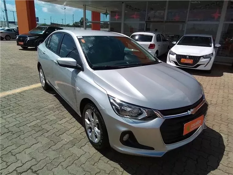 Chevrolet Onix Prata 7