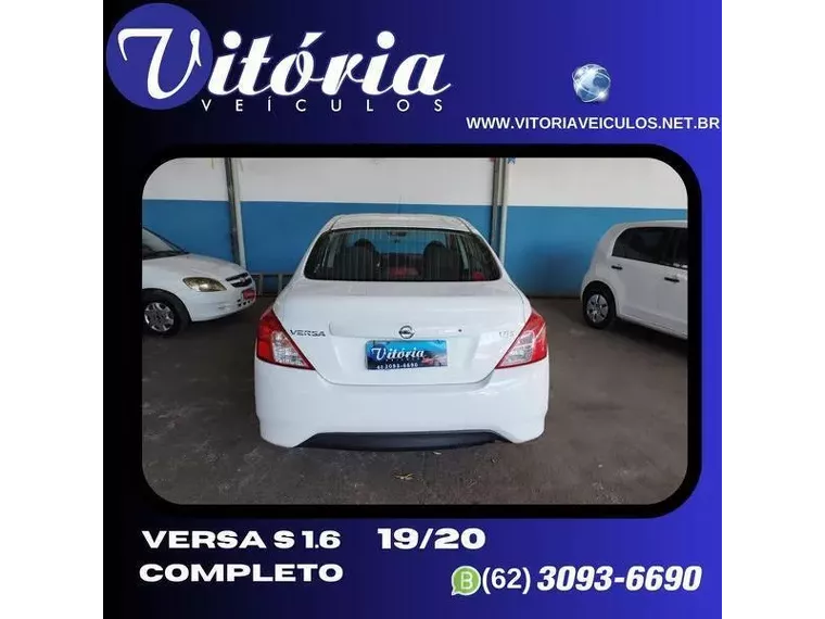 Nissan Versa Branco 6