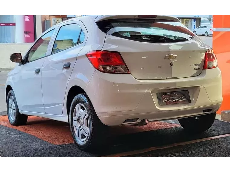 Chevrolet Onix Branco 8