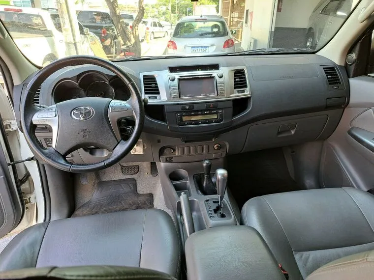 Toyota Hilux Branco 8