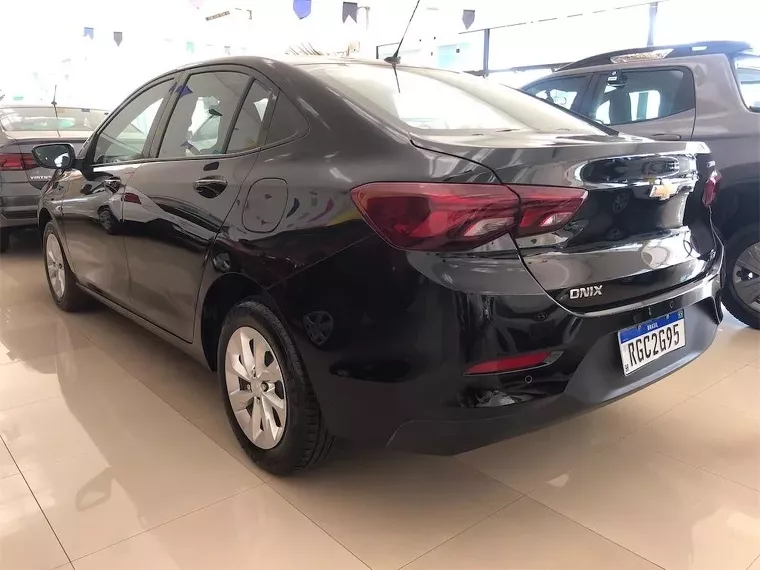 Chevrolet Onix Preto 5