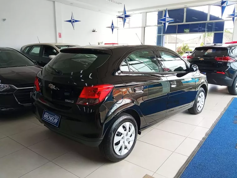 Chevrolet Onix Preto 1