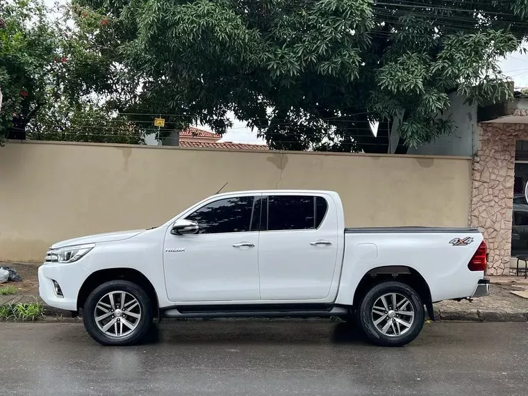 Toyota Hilux Branco 5