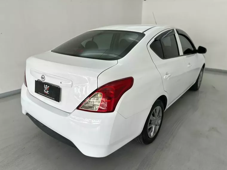 Nissan Versa Branco 11