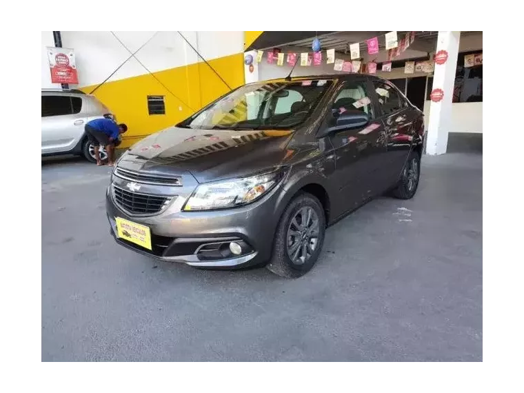 Chevrolet Prisma Cinza 4