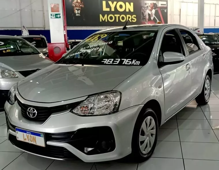 Toyota Etios Prata 10