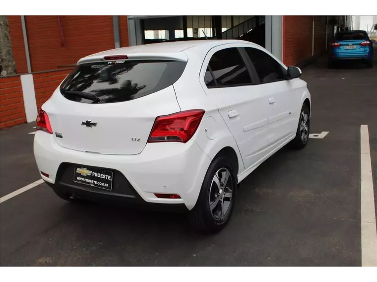 Chevrolet Onix Branco 5