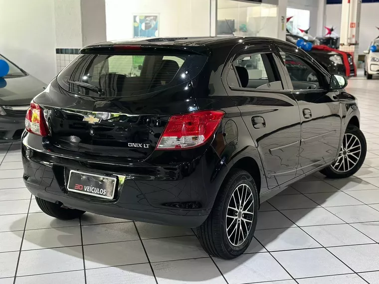 Chevrolet Onix Preto 27