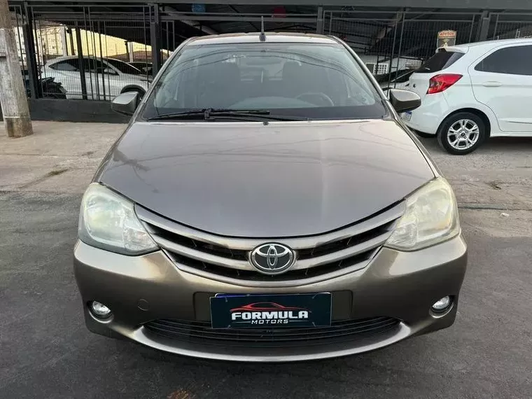 Toyota Etios Cinza 2