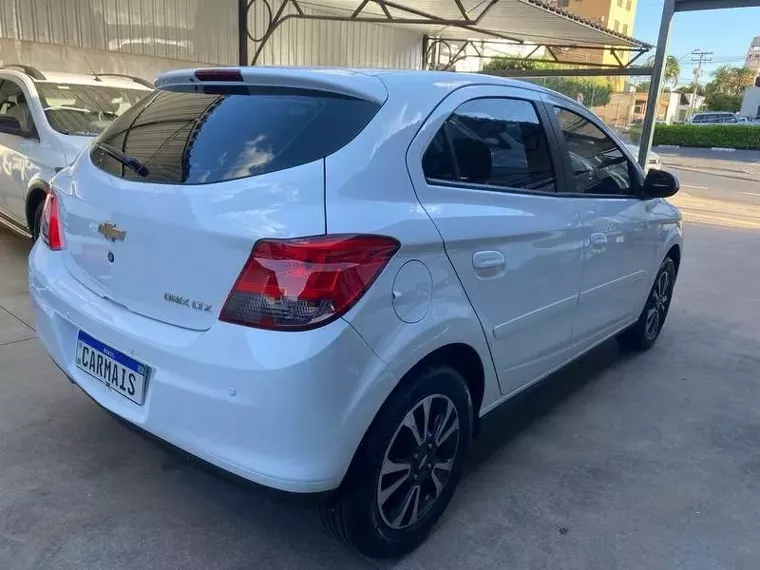 Chevrolet Onix Branco 10