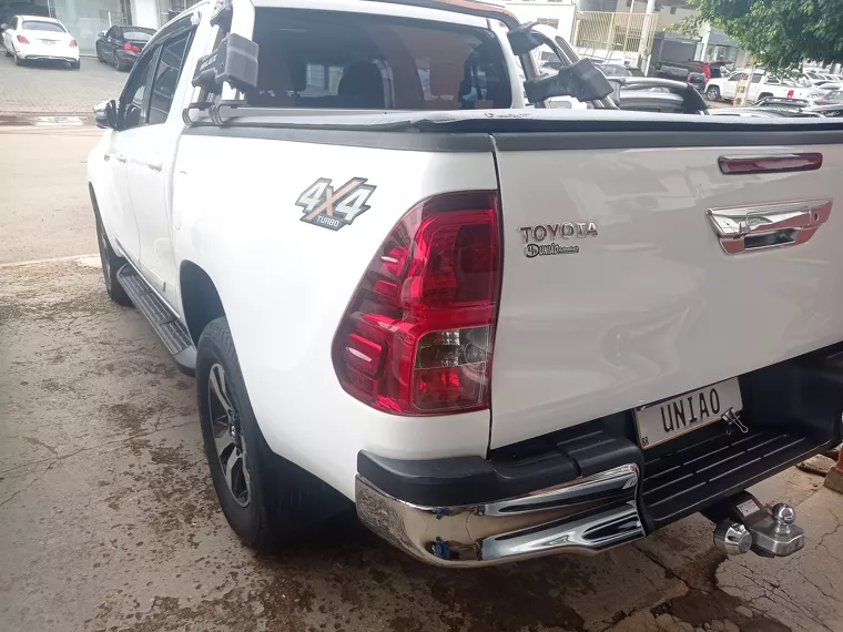 Toyota Hilux Branco 14