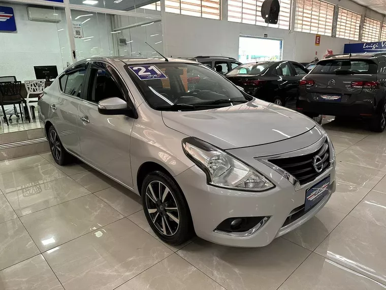 Nissan Versa Prata 3