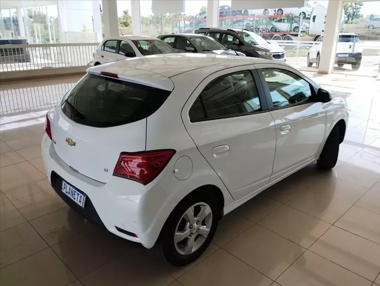 Chevrolet Onix Branco 8