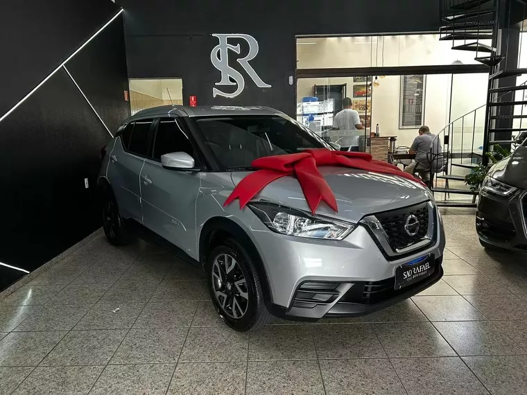 Nissan Kicks Prata 7