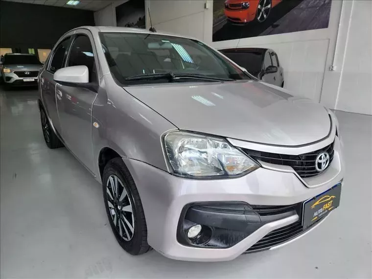 Toyota Etios Prata 1