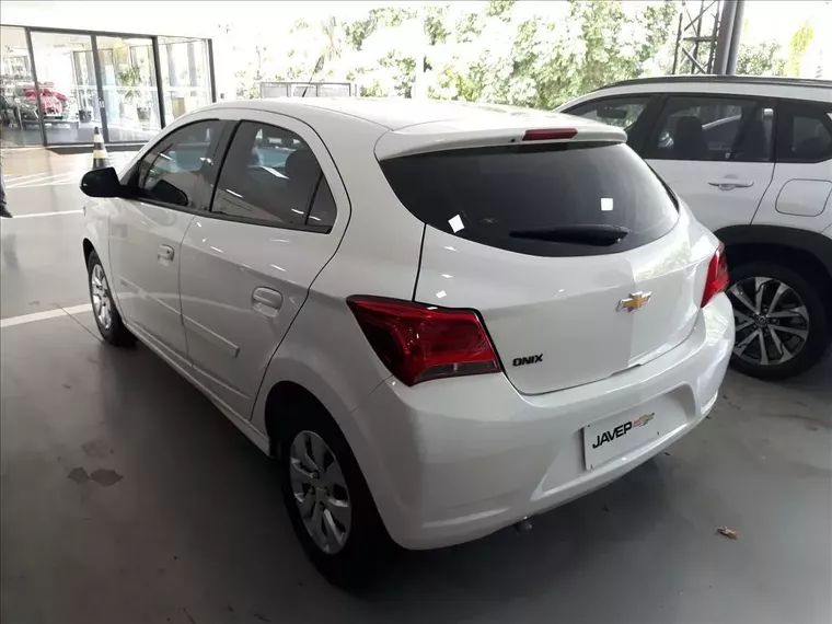 Chevrolet Onix Branco 6