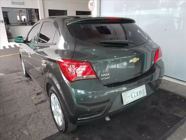 Chevrolet Onix Cinza 7