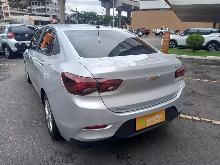 Chevrolet Onix Prata 6