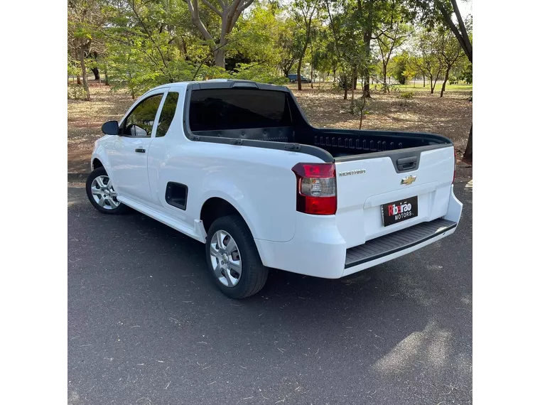 Chevrolet Montana Branco 2