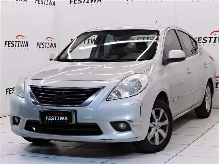 Nissan Versa Prata 3