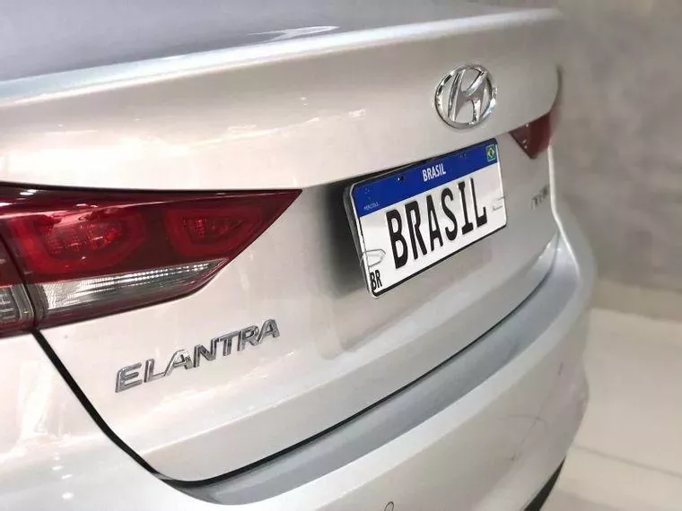 Hyundai Elantra Prata 3