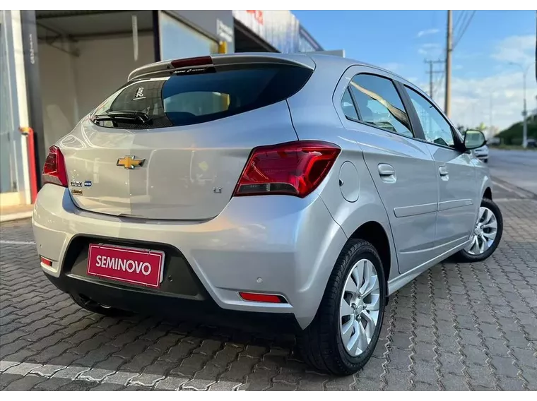 Chevrolet Onix Prata 2