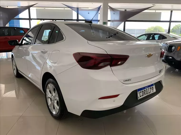 Chevrolet Onix Branco 9