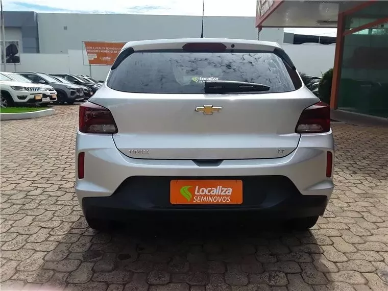 Chevrolet Onix Prata 5