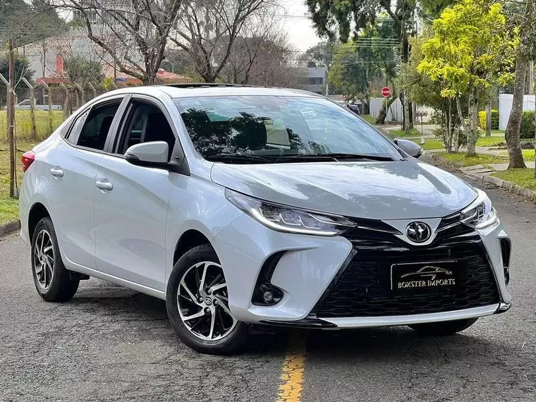 Toyota Yaris Branco 3