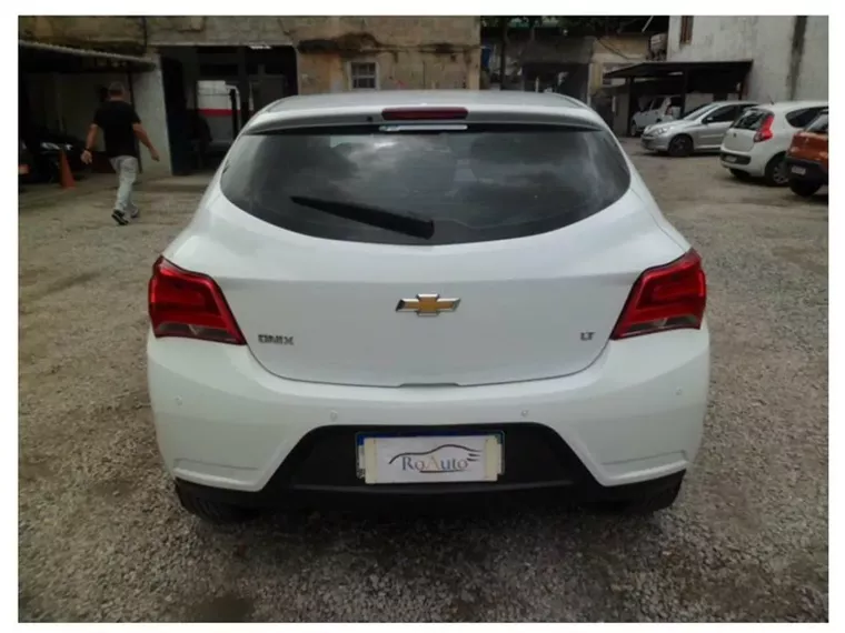 Chevrolet Onix Branco 3