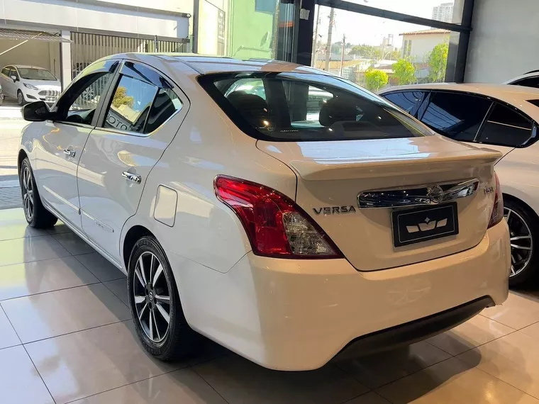 Nissan Versa Branco 3