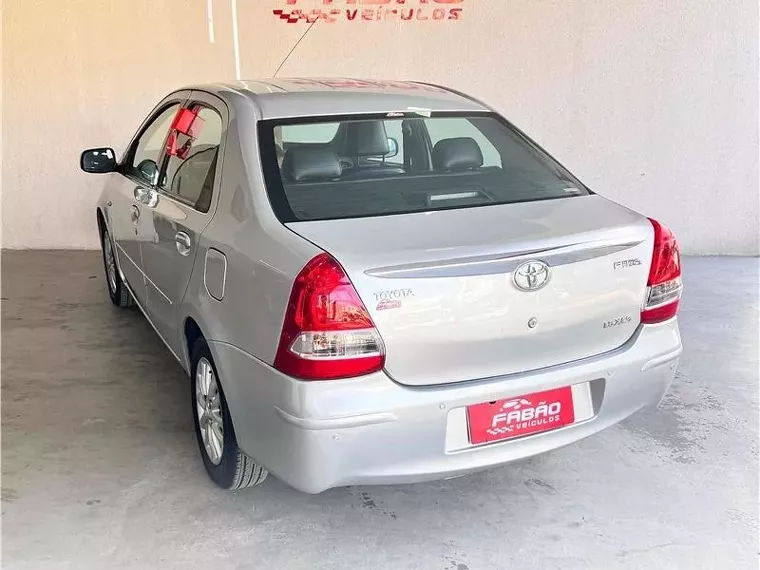 Toyota Etios Prata 1