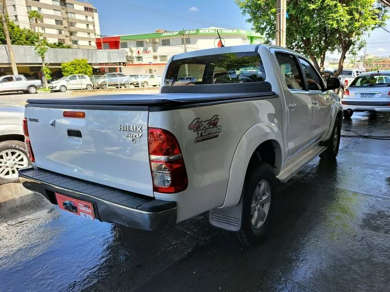 Toyota Hilux Branco 18