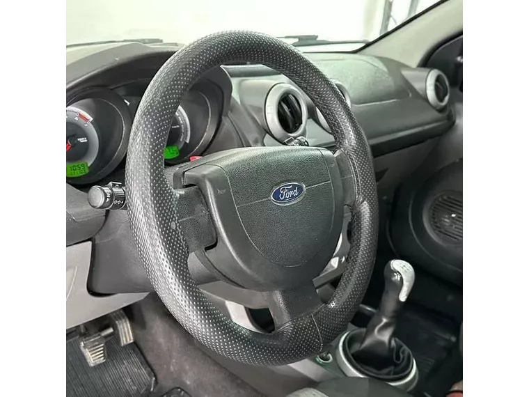 Ford Fiesta Prata 13