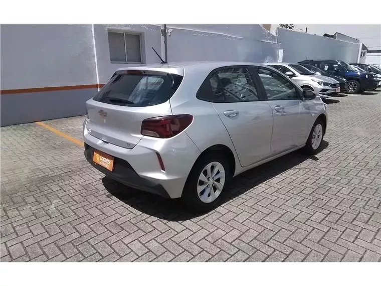 Chevrolet Onix Prata 4