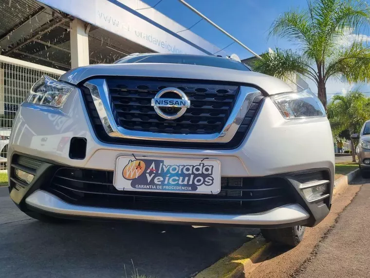 Nissan Kicks Prata 11