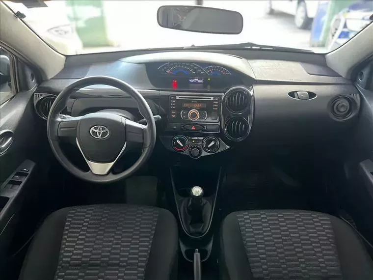 Toyota Etios Prata 7